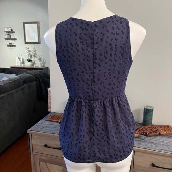 Gap Navy blue tank with ruffle front and black spots - Picture 3 of 3